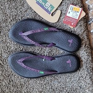 Sanuk ladies size 6 "yoga spree 2" sandal. Black bottom, glittery purple strap.